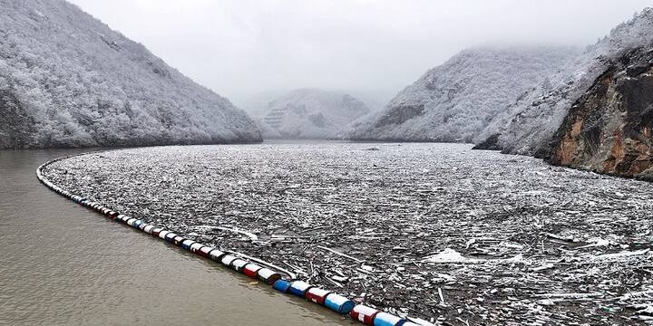 અવરોધ બનાવવાનું કારણ એ હતું કે હજારો ટનનો આ કચરો નદીના વહેણની સાથે નીચાણવાળા વિસ્તારોમાં ન જવો જોઈએ.