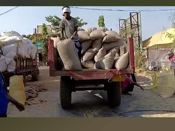 विक्रमी धान खरेदी होऊनही मिलिंग गतिमान होत नसल्याचे दृश्य जिल्ह्यात बघायला मिळतंय