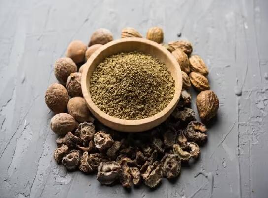 Beauty Benefits of Triphala: ਤ੍ਰਿਫਲਾ ਪਾਊਡਰ ਐਂਟੀਆਕਸੀਡੈਂਟ ਅਤੇ ਵਿਟਾਮਿਨ ਸੀ ਨਾਲ ਭਰਪੂਰ ਹੁੰਦਾ ਹੈ, ਜੋ ਸਕਿਨ ਨੂੰ ਨਰਮ, ਮੁਲਾਇਮ ਅਤੇ ਹਾਈਡ੍ਰੇਟ ਰੱਖਦਾ ਹੈ। ਇਹ ਸਕਿਨ 'ਤੇ ਝੁਰੜੀਆਂ ਨੂੰ ਘੱਟ ਕਰਨ 'ਚ ਮਦਦ ਕਰਦਾ ਹੈ।