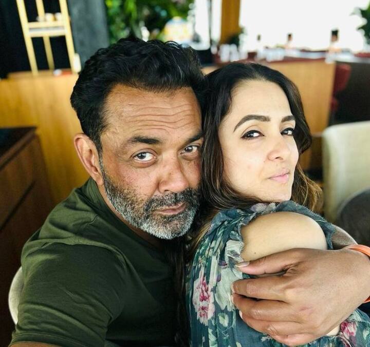 बॉबी देओल ने अपनी वाइफ तान्या के बर्थडे पर एक क्यूट तस्वीर इंस्टाग्राम पर शेयर करते हुए पोस्ट में लिखा है हैप्पी बर्थडे मेरी जान (इंस्टाग्राम/iambobbydeol)