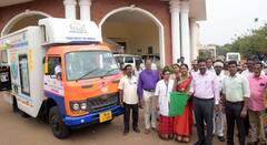 தஞ்சையில் நடமாடும் உணவு ஆய்வக வாகனத்தை  தொடங்கி வைத்த கலெக்டர்