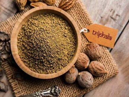 ਦਿਲ ਦੀ ਸਿਹਤ ਨੂੰ ਵਧਾਉਂਦਾ ਹੈ: ਤ੍ਰਿਫਲਾ ਜਦੋਂ ਨਿਯਮਿਤ ਤੌਰ 'ਤੇ ਵਰਤਿਆ ਜਾਂਦਾ ਹੈ ਤਾਂ ਦਿਲ ਦੀ ਸਿਹਤ ਨੂੰ ਸੁਧਾਰਨ ਅਤੇ ਸਰੀਰ ਵਿੱਚ ਨੁਕਸਾਨਦੇਹ ਕੋਲੈਸਟ੍ਰੋਲ ਦੇ ਪੱਧਰ ਨੂੰ ਘਟਾਉਣ ਵਿੱਚ ਬਹੁਤ ਮਦਦਗਾਰ ਹੁੰਦਾ ਹੈ।