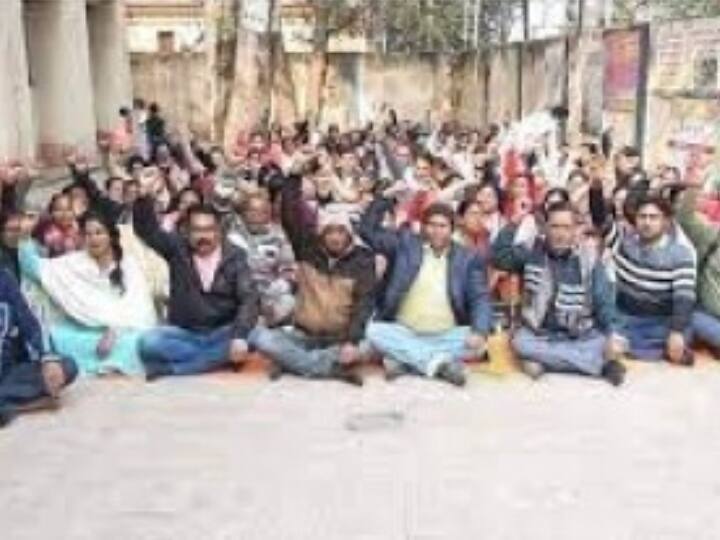 Jharkhand News: स्वास्थ्यकर्मियों की हड़ताल से अस्पताल की व्यवस्था चरमराई, बगैर इलाज लौट रहे मरीज Jharkhand contract health workers strike hospital arrangement destroyed patients were returning Jharkhand News: स्वास्थ्यकर्मियों की हड़ताल से अस्पताल की व्यवस्था चरमराई, बगैर इलाज लौट रहे मरीज