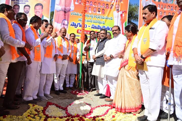 జాతీయ జెండా ఆవిష్కరిస్తున్న బీజేపీ రాష్ట్ర అధ్యక్షుడు బండి సంజయ్