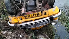 ঘন কুয়াশায় পথ দুর্ঘটনা বাসন্তীতে, রাস্তার পাশে পুকুরে উল্টোল ট্যাক্সি