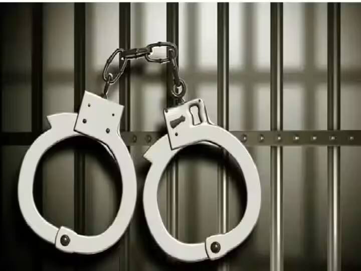 Maharashtra News: महाराष्ट्र के नासिक, अहमदनगर के डीएम, एसपी के खिलाफ गिरफ्तारी वारंट जारी, जानें क्या है मामला Maharashtra NCST issues arrest warrants against DM SP of Nashik Ahmednagar in Maharashtra Maharashtra News: महाराष्ट्र के नासिक, अहमदनगर के डीएम, एसपी के खिलाफ गिरफ्तारी वारंट जारी, जानें क्या है मामला