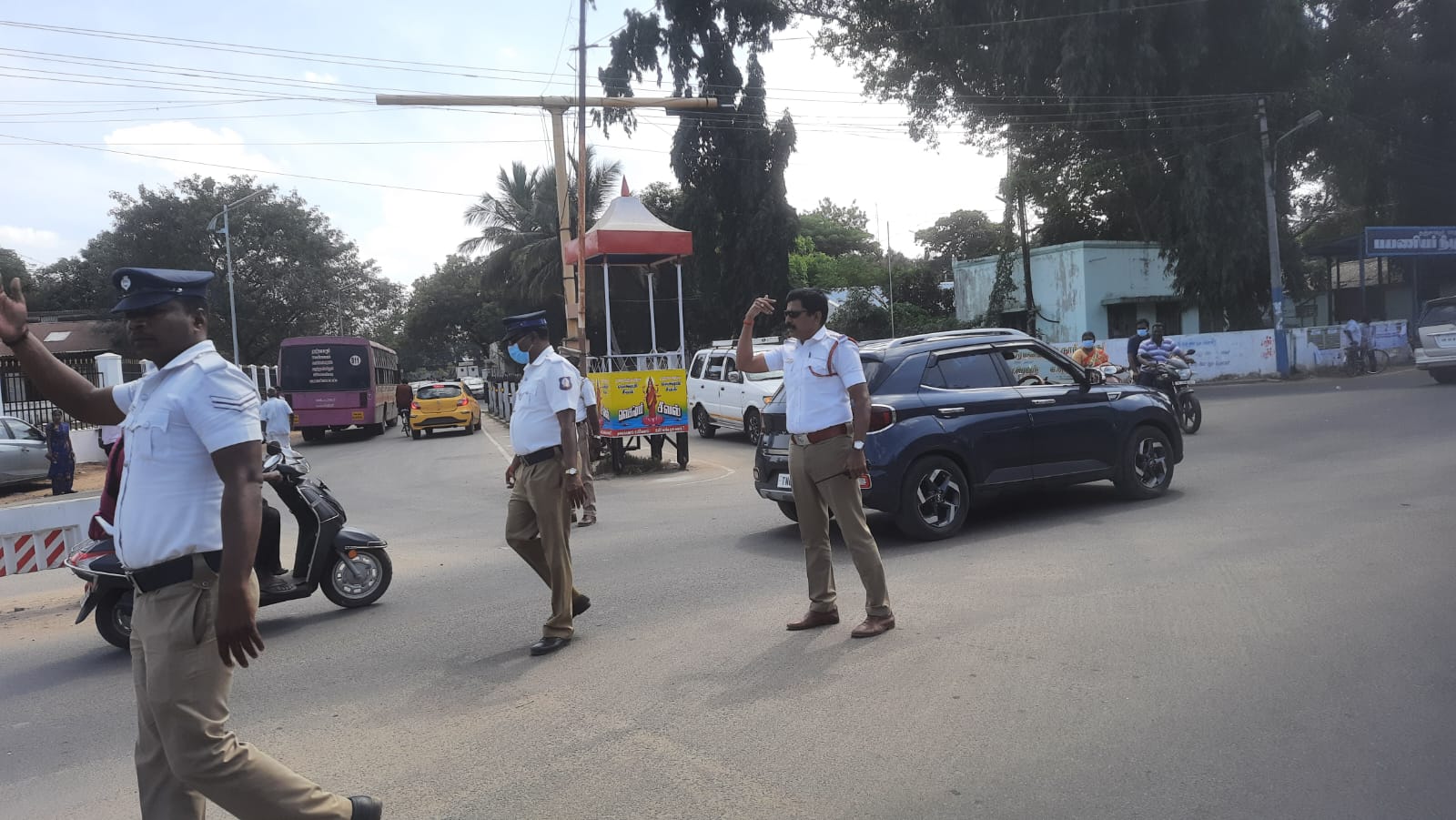 அதிரடிக்கும் தஞ்சை போக்குவரத்து ஒழுங்குப்பிரிவு போலீசார் - நம்பர் பிளேட் சோதனை தீவிரம்