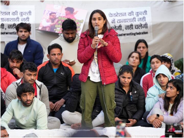 Wrestlers Protest Row Bajrang Punia, Sakshee Malikkh express unhappiness over formation of Oversight Committee Wrestlers Protest: नहीं थमा पहलवानों का दंगल, सरकार की कमेटी से नाखुश खिलाड़ियों ने कहा- 'हमें आश्वासन दिया गया था कि...'