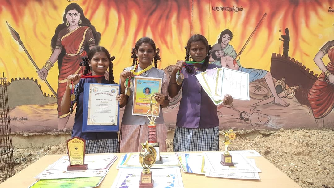 பாட்டு, நாட்டுப்புற நடனம் என சக்கைபோடு போட்டு பரிசுகளை குவிக்கும் அரசு பள்ளி மாணவிகள் Government school girls who collect prizes by performing like singing and folk dance TNN பாட்டு, நாட்டுப்புற நடனம் என சக்கைபோடு போட்டு பரிசுகளை குவிக்கும் அரசு பள்ளி மாணவிகள்