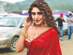 फूलों से सजे बिस्तर पर इस हसीना ने दिए दिल धड़का देने वाले पोज, डीप नेक ब्लाउज में दिखाया अपना कर्वी फिगर