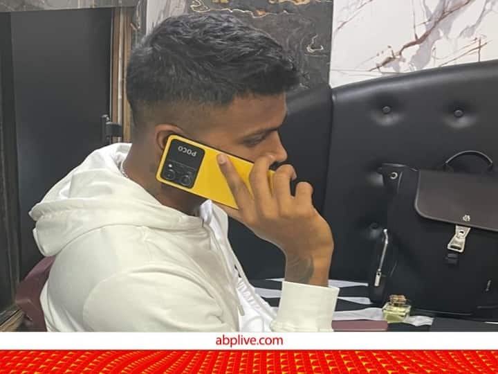 POCO x4 pro 5g available with huge discount recently hardik pandaya was captured with poco x5pro 5g Hardik Pandya के हाथ में दिखा 5G वाला ये फोन, जो सिर्फ 799 में यहां मिल रहा, कया है पूरा प्लान!