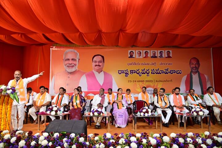 బీజేపీ శ్రేణులను ఉద్దేశించి మాట్లాడుతున్న ఎంపీ బండి సంజయ్