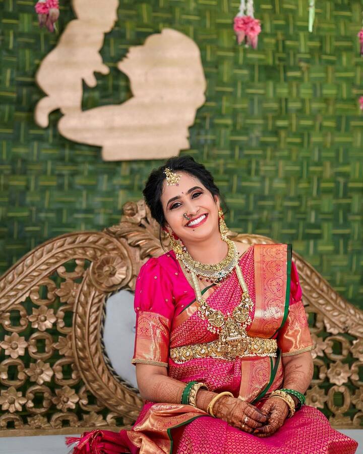 బుల్లితెర యాంకర్, యూట్యూబర్ గా మంచి పాపులారిటీ తెచ్చుకుంది. Image Credit: lasyamanjunath/Instagram