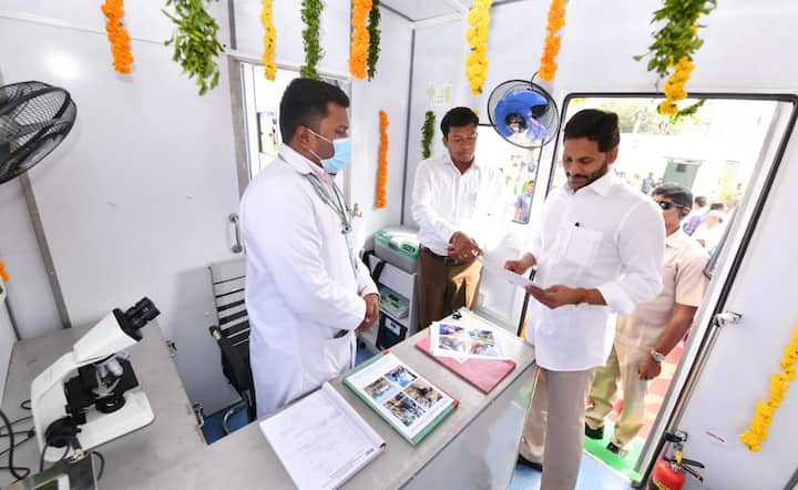 అంబులెన్స్ లోపల సదుపాయాలు గురించి ఆరా తీస్తున్న జగన్