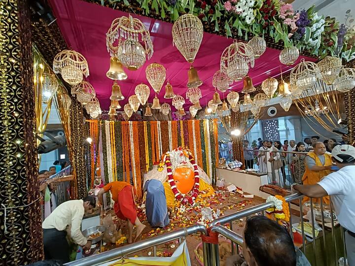 चतुर्थीनिमित्त टेकडी गणेश मंदिराला आकर्षक सजावटही करण्यात आली आहे.