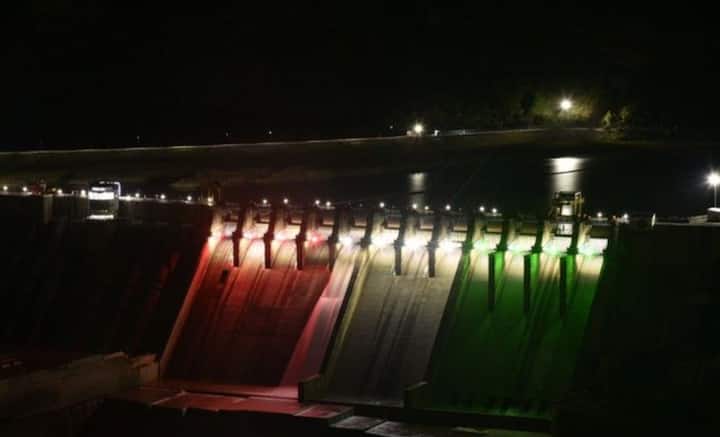 ৭৪তম প্রজাতন্ত্র দিবস উপলক্ষে রঙিন হয়ে উঠেছে জম্মু ও কাশ্মীরের সালা জলবিদ্যুৎ কেন্দ্রও। আলোর খেলায় জলের স্রোত কোথাও গেরুয়া, কোথাও সবুজ, কোথাও আবার শ্বেতশুভ্র।