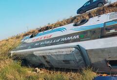 Morbi: હળવદ માળિયા હાઇવે પર ખાનગી બસ પલટી, 13 લોકો ઇજાગ્રસ્ત