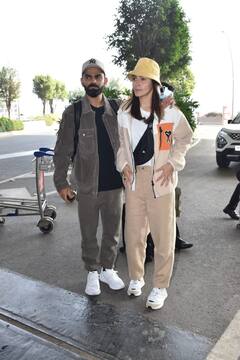 Anushka-Virat Pics: वेकेशन के लिए रवाना हुए विराट कोहली और अनुष्का शर्मा, एयरपोर्ट पर इस लुक में स्पॉट हुए विरुष्का