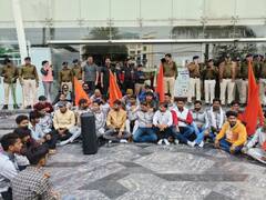 इंदौर में हिंदू संगठनों ने किया पठान का विरोध, इस थिएटर में कैंसल करना पड़ा शो