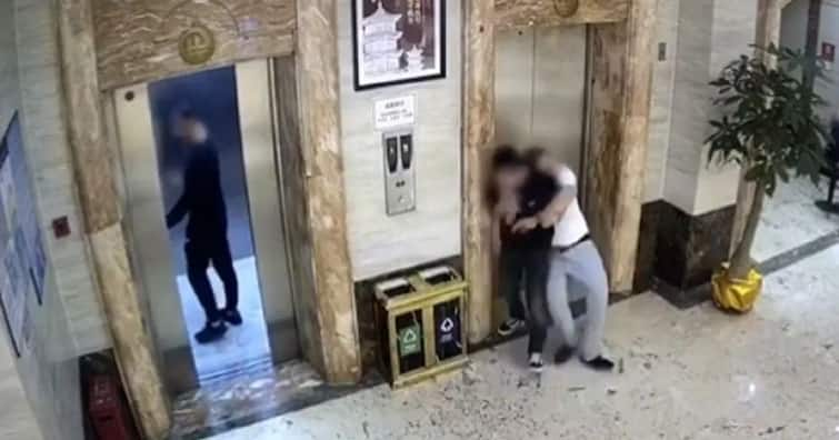 drunk mens falls into the elevator shocking video goes viral on social media Shocking Video: ਸ਼ਰਾਬ ਪੀ ਕੇ ਝੂਲ ਰਹੇ ਦੋ ਵਿਅਕਤੀ ਅਚਾਨਕ ਡਿੱਗੇ ਲਿਫਟ ਦੇ ਅੰਦ, ਫਿਰ ਕੀ ਹੋਇਆ… ਦੇਖੋ-ਵੀਡੀਓ