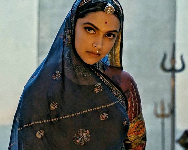 दीपिका पादुकोण स्टारर फिल्म 'पद्मावत' 25 जनवरी 2018 को रिलीज हुई थी. फिल्म को लेकर जमकर विवाद हुई था और इस सब के बावजूद फिल्म ने जमकर कमाई की थी.