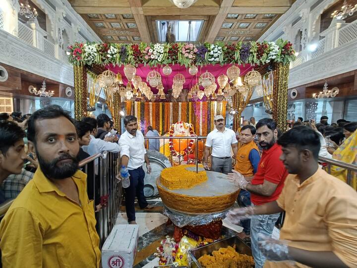 यापूर्वीही अनेक संस्थांकडून महाकाय लाडूचे प्रसाद लाडक्या बाप्पाला अर्पण करण्यात आले आहे.