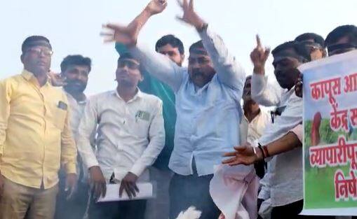 कापसाच्या दरात घसरण झाल्यानं शेतकरी आक्रमक झाले आहेत. दर नसल्यामुळं शेतकऱ्यांचा कापूस घरात पडून आहे. कापसाच्या दरात नेमकी कधी वाढ होणार याची शेतकरी वाट बघत आहेत.