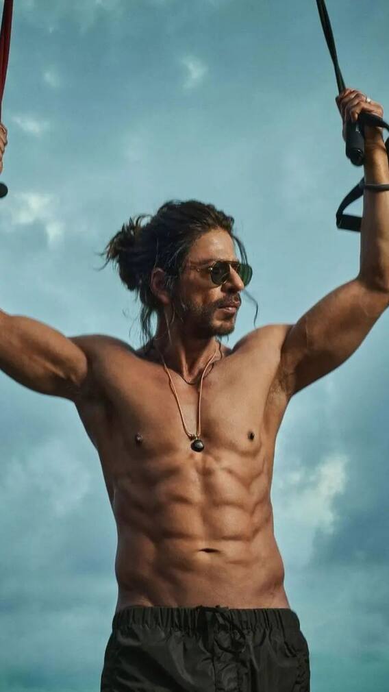 'पठाण'नं  पहिल्या दिवशी कमावले एवढे कोटी