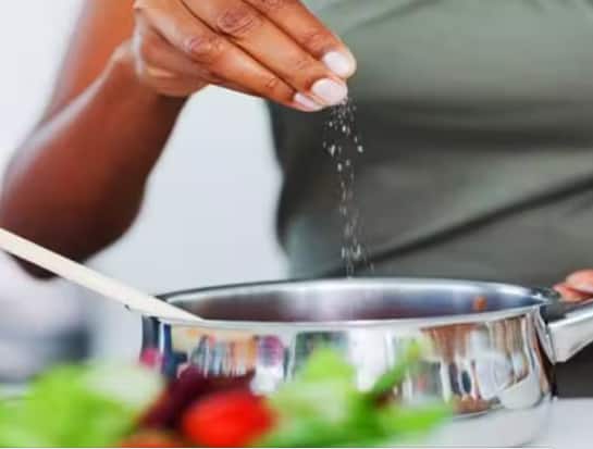 Reasons Why You Need To Cut Down On Excess Salt Intake Right Now Salt Intake : எப்போவுமே உப்பு பத்தாம, இன்னும் கொஞ்சம் அதிகமா போட்டு சாப்பிடுறீங்களா? உடனே இதைப் படிங்க..