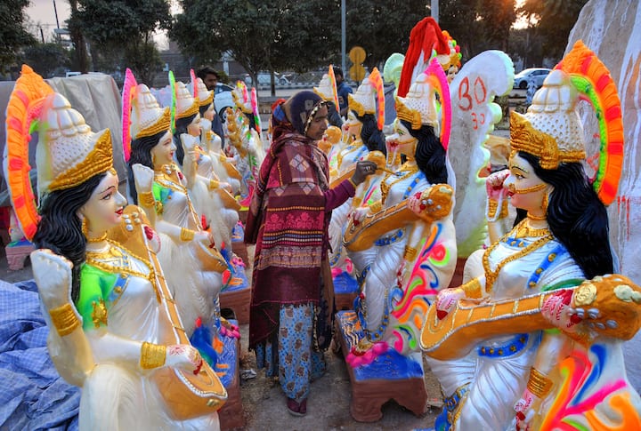 পুষ্পাঞ্জলি দেওয়ার সময় সরস্বতী পুজোর যে মন্ত্র রয়েছে, তার মধ্যে এই অংশটি তাৎপর্যপূর্ণ। 'সরস্বতী মহাভাগে বিদ্যেকমললোচনে, বিশ্বরূপে বিশালাক্ষী বিদ্যাং দেহি নমস্ত‌ুতে। জয় জয় দেবী চরাচর সারে, কুচযুগশোভিত মুকতাহারে। বীণারঞ্জিত পুস্তক হস্তে, ভগবতী ভারতী দেবী নমহস্তুতে। নমঃভদ্রকাল্যৈ নমো নিত্যং সরস্বত্যৈ নমো নমঃ। বেদ-বেদাঙ্গ-বেদান্ত-বিদ্যা-স্থানেভ্য এব চ।। এস স-চন্দন পুষ্পবিল্ব পত্রাঞ্জলি সরস্বতৈ নমঃ।।'