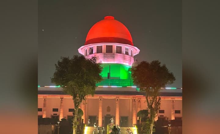 ভারতীয় গণতন্ত্রের ধারক ও বাহক, তথা রক্ষাকর্তা। দেশের সর্বোচ্চ আদালত, সুপ্রিম কোর্টও রঙিন হয়ে উঠেছে তেরঙ্গায়। আলোয় ঝলমল করছে আদালত চত্বর।