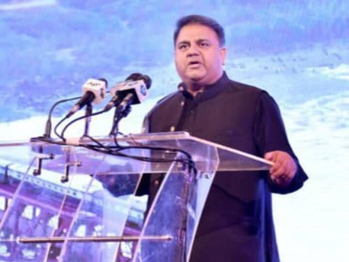 पीटीआई नेता फारुख हबीब ने फवाद की गिरफ्तारी पर एक ट्वीट में कहा, 'आयातित सरकार पागल हो गई है.' उन्होंने सोशल मीडिया पर वीडियो भी पोस्ट की. रिपोर्ट के अनुसार इस्लामाबाद पुलिस सूत्रों ने कहा कि पीटीआई नेता को लाहौर में ठोकर नियाज बेग के पास उनके आवास से गिरफ्तार किया गया.
