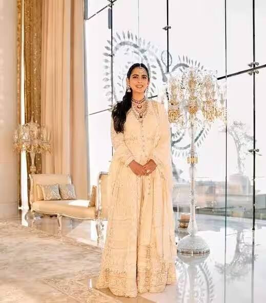 જો તમે લગ્નની સિઝનમાં કંઇક રોયલ કેરી કરવા માંગો છો તો ચિકંકારી ખૂબ જ સુંદર લાગશે. તેની મદદથી તમે લાંબા અનારકલી ડ્રેસ અથવા લહેંગા બનાવી શકો છો. હાલમાં જ ઈશા અંબાણીએ અબુ જાની સંદીપ ખોસલાએ ડિઝાઈન કરેલી આ પ્રકારની ચિકંકારી અનારકલી પહેરી હતી. તમે તેને 3-4 હજારમાં સરળતાથી મેળવી શકો છો.