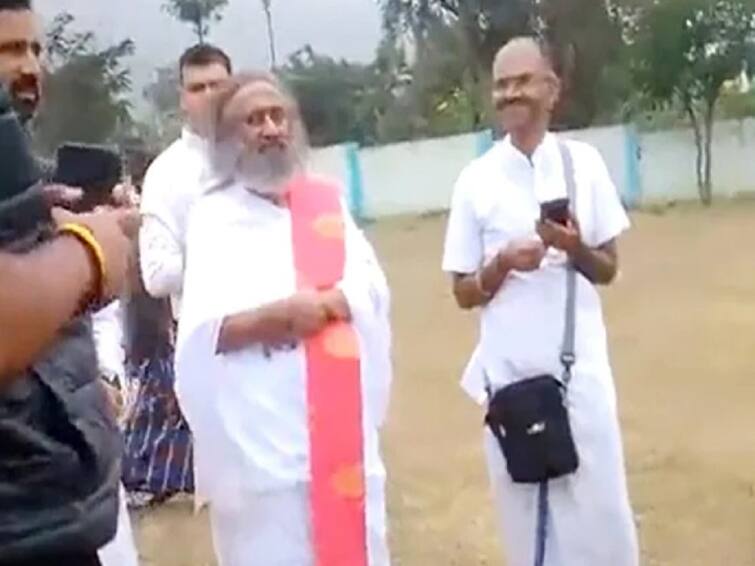 Sri Sri Ravi Shankar Helicopter Emergency Landing in Erode Sathyamangalam Due To Bad Weather Sri Sri Ravi Shankar: ஸ்ரீ ஸ்ரீ ரவிசங்கர் சென்ற ஹெலிகாப்டர் ஈரோட்டில் அவசரமாக தரையிறக்கம்... நடந்தது என்ன..?