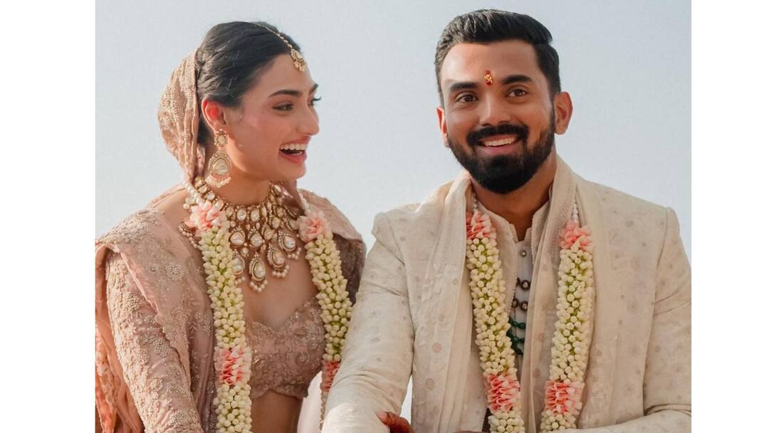 A closer look at the huge diamond ring of the bride Athiya Shetty, know in details Athiya Shetty: অনামিকায় জ্বলজ্বল করছে হিরের আংটি, নেট দুনিয়ায় ভাইরাল আথিয়ার আংটি পরা হাতের ছবি