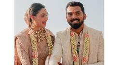 অনামিকায় জ্বলজ্বল করছে হিরের আংটি, নেট দুনিয়ায় ভাইরাল আথিয়ার আংটি পরা হাতের ছবি