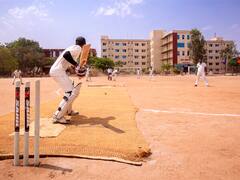 अटीतटीचा सामना सुरु होता, मैदान गच्च भरलेलं.. अशातच गोलंदाज कोसळला..