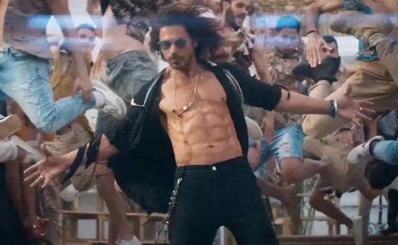Shahrukh Khan: People are surprised to see Shahrukh Khan's strong body in 'Pathan', how is he looking so fit at the age of 57? Shahrukh Khan: People are surprised to see Shahrukh Khan's strong body in 'Pathan', how is he looking so fit at the age of 57?