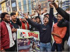 विवादों के बीच रिलीज हुई शाहरुख खान की 'पठान', बजरंग दल-VHP के कार्यकर्ताओं को पुलिस ने भेजा नोटिस