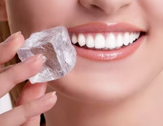 अनेकांना उन्हाळ्यात बर्फ चघळायला आवडते, असे केल्याने तुमच्या दातांचा इनॅमल खराब होतो.