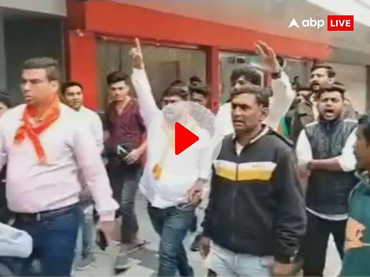 Pathaan release in indore hindu organizations protest against shahrukh khan movie show canceled police deployed Watch: इंदौर में हिंदू संगठन ने किया 'पठान' का विरोध, सुबह 9 बजे का शो रद्द, मौके पर पुलिस फोर्स तैनात