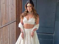 Krishna Shroff Photos: ट्रेडिशनल कपड़ों में नजर आईं टाइगर श्रॉफ की बहन कृष्णा, डीपनेक लहंगा पहन लगाया देसी लुक का तड़का