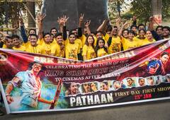 Pathaan Fan Reaction: ৪ বছরের অপেক্ষার অবসান, 'পাঠান' মুক্তির দিনে শাহরুখ অনুরাগীদের বাঁধভাঙা উচ্ছ্বাস