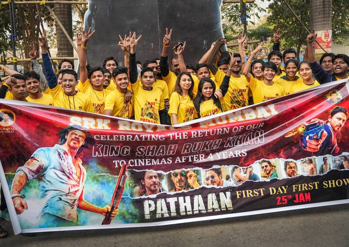 Pathaan Celebration: সিদ্ধার্থ আনন্দ পরিচালিত এই ছবিতে শাহরুখ খানের সঙ্গে দেখা যাবে দীপিকা পাড়ুকোন ও জন আব্রাহামকেও। দেশমাতৃকাকে সন্ত্রাসবাদীদের হাত থেকে বাঁচাতে এক সেনার গল্প বলবে এই ছবি।