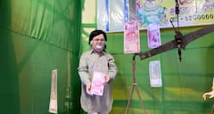 Saraswati Puja 2023: कोलकाता में सरस्वती पूजा का थीम बना 'शिक्षक भर्ती घोटाला', मां की मूर्ति बेचते दिखाई दिए पार्थ और अर्पिता