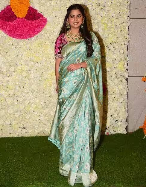 લગ્ન દરમિયાન સિલ્કની સાડીઓ ખૂબ જ સુંદર લાગે છે. તમે ઈશા અંબાણીના આ દેખાવમાંથી પ્રેરણા લઈ શકો છો અને કોન્ટ્રાસ્ટ બ્લાઉઝ સાથે આ પ્રકારની બનારસી સિલ્ક સાડી પહેરી શકો છો. આ સાથે તમે હેવી જ્વેલરી અને મોટી ઈયરિંગ્સ કેરી કરીને તમારો લુક કમ્પ્લીટ કરી શકો છો.