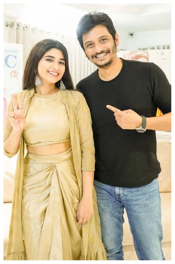 ఫన్నీ లవ్స్టోరీగా తెరకెక్కిన ఈ సినిమాలో ప్రగ్యా నగ్రా హీరో జీవా సరసన నటించింది. Image Credit: Pragya Nagra/Instagram
