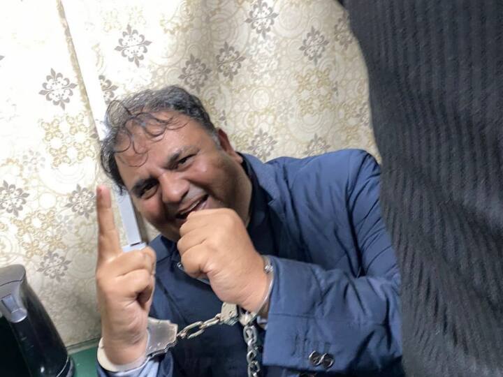 पाकिस्तान मीडिया ने फवाद चौधरी की गिरफ्तारी की जानकारी दी. इस्लामाबाद पुलिस ने फवाद को गिरफ्तार किया है. पाक चुनाव आयोग के सचिव अमर हमीद ने उनके खिलाफ कोहसर पुलिस ने स्टेशन में शिकाय दर्ज कराई थी.