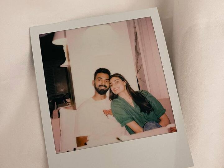 బాలీవుడ్‌ నటుడు, అతియా శెట్టి తండ్రి సునీల్ శెట్టి నూతన దంపతులకు ముంబయిలో రూ.50 కోట్ల విలువైన ఇంటిని ఇచ్చినట్టు తెలిసింది. కండల వీరుడు సల్మాన్‌ ఖాన్.. అతియాకు రూ.1.64 కోట్ల విలువైన ఆడీ కారును బహూకరించాడు.