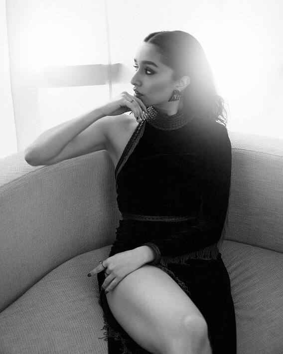 Ranbir Kapoor's actress got photoshoot done in black dress Ranbir Kapoor's actress got photoshoot done in black dress
